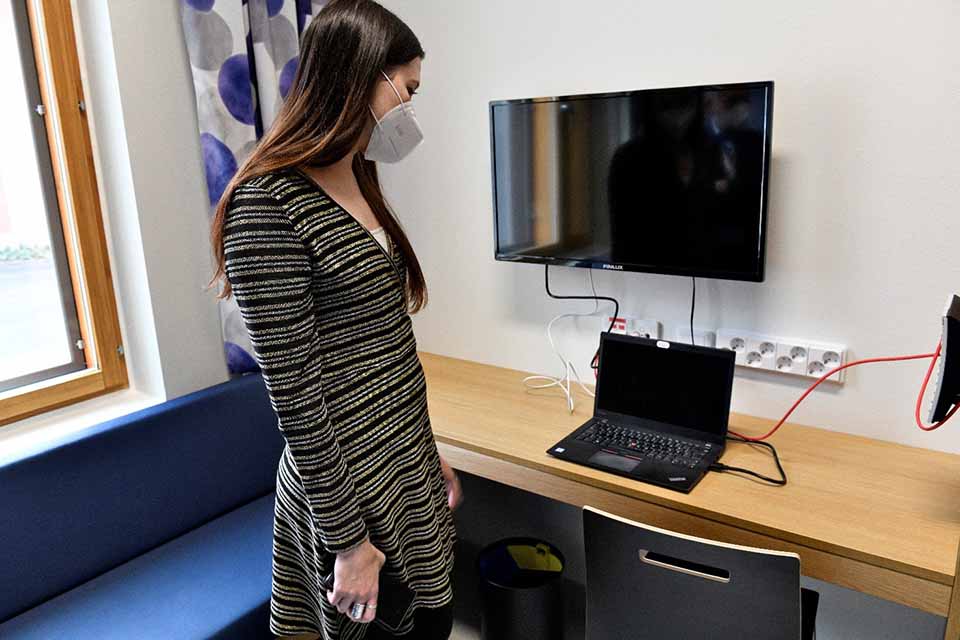 Här står projektledaren Pia Puolakka inne i en smartcell i ett finländskt fängelse.