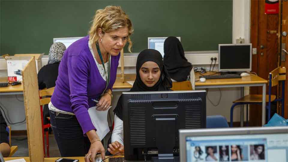 Lärarens yrkesroll håller på att förändras. Det ville många lärare diskutera när Nordplus-projektet Rekonstruktion av livslångt lärande höll sitt första seminarium. Personerna på bilden har inte med texten att göra. Lärarens yrkesroll håller på att förändras. Det ville många lärare diskutera när Nordplus-projektet Rekonstruktion av livslångt lärande höll sitt första seminarium. Personerna på bilden har inte med texten att göra.