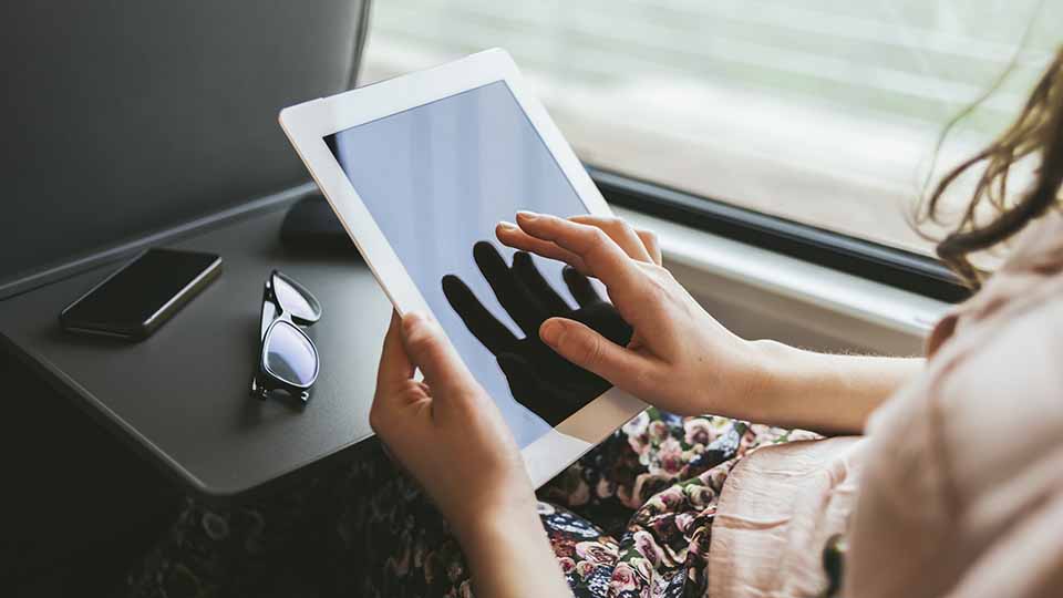 Behov och utmaningar Kvinde med iPad i tog