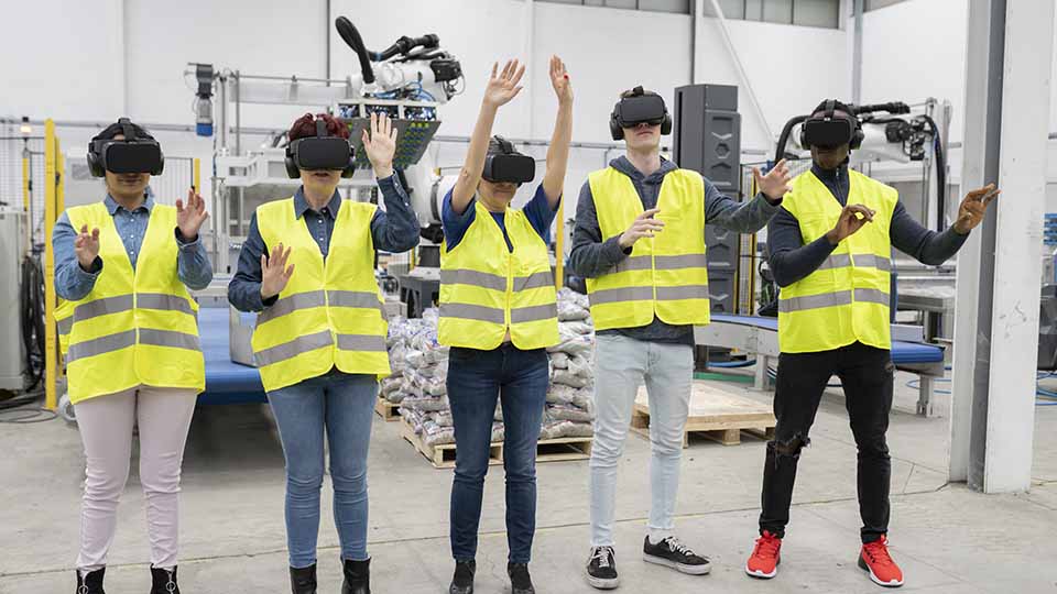Læring og innovasjon i arbeidslivet Personer med VR-headsets på en arbejdsplads