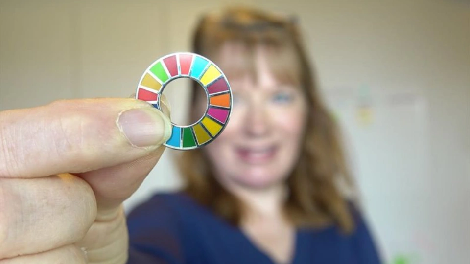 10 keinoa viedä kestävä kehitys pysyvästi yrityksen arkeen The woman holding small colorful circle