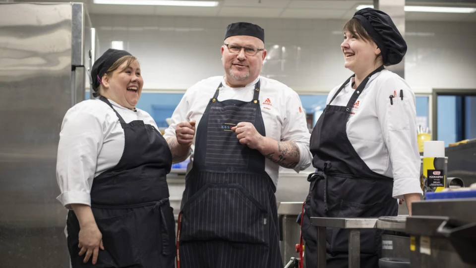 Kockarna Hanna Al Gburi, Jonas Wasiljeff och Jessica Nybacka serverar varje dag mat åt hundratals personer i Axxell. Kockarna Hanna Al Gburi, Jonas Wasiljeff och Jessica Nybacka serverar varje dag mat åt hundratals personer i Axxell.