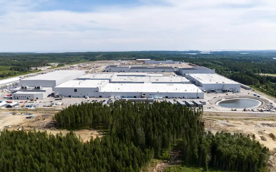 Stort industrikomplex sett från luften.