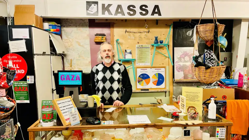Kjell Sipinen har under handledning fått lära sig att betjäna kunder i secondhand-butiken på Åland. Kjell Sipinen har under handledning fått lära sig att betjäna kunder i secondhand-butiken på Åland.