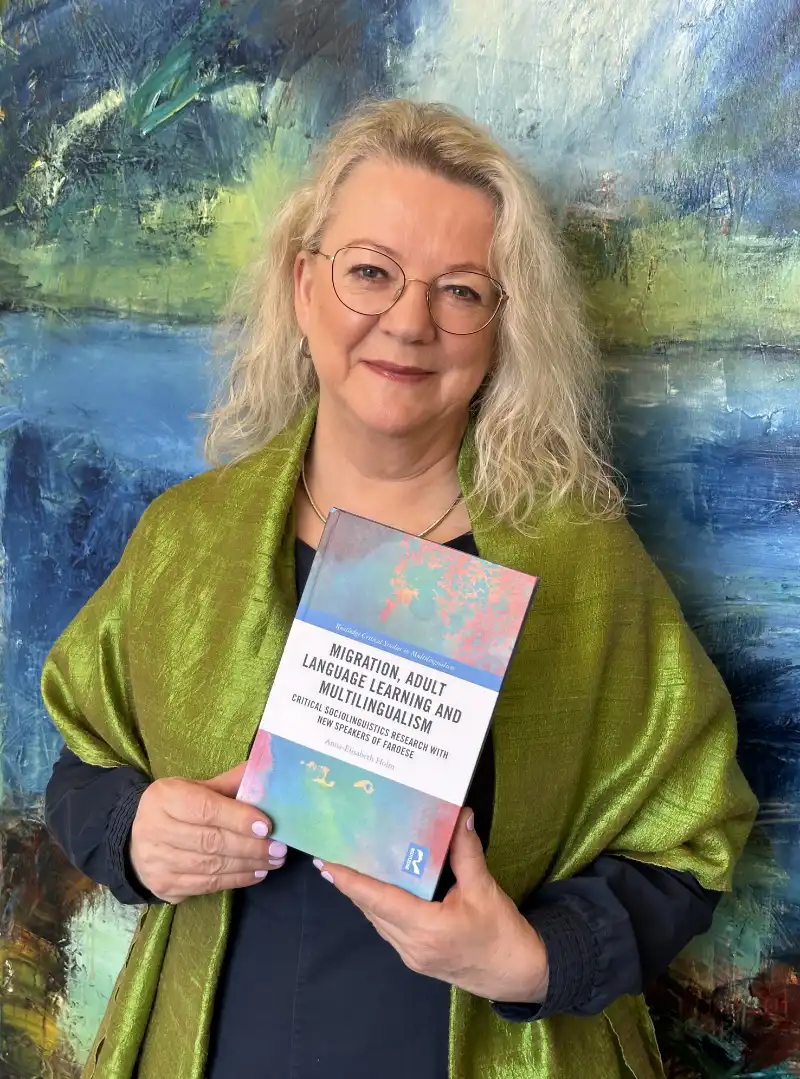 Elisabeth Holm med bogen, “Migration, Adult Language Learning and Multilingualism - Critical Sociolinguistics Research with New Speakers of Faroese” (Routledge 2023). Udgaven bygger på hendes phd afhandling “New Times in the Faroe Islands, New Speakers of Faroese and the Sociolinguistics of Labour Market Inclusion: Challenges and Opportunities”.