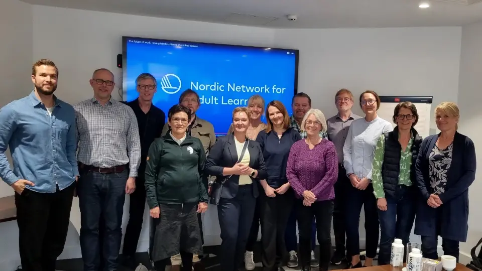 Valideringsnätverket deltog på den femte Biennalen En grupp av elva personer står framför en skärm med texten "Nordic Network for Adult Learning" i ett konferensrum.