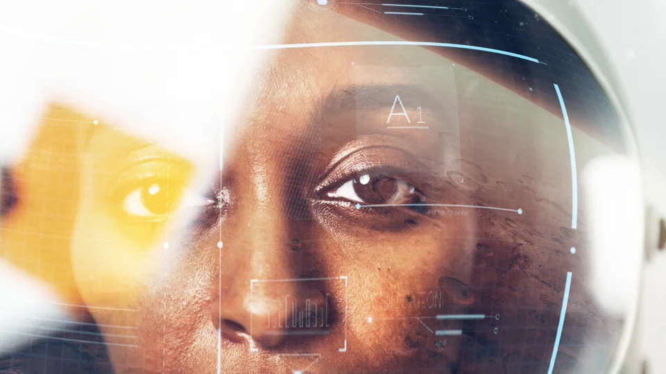 AI-verktyg hjälper till att identifiera generella kompetenser Närbild av ett ansikte med en rymdhjälm och digitala gränssnittselement reflekterade på visiret.