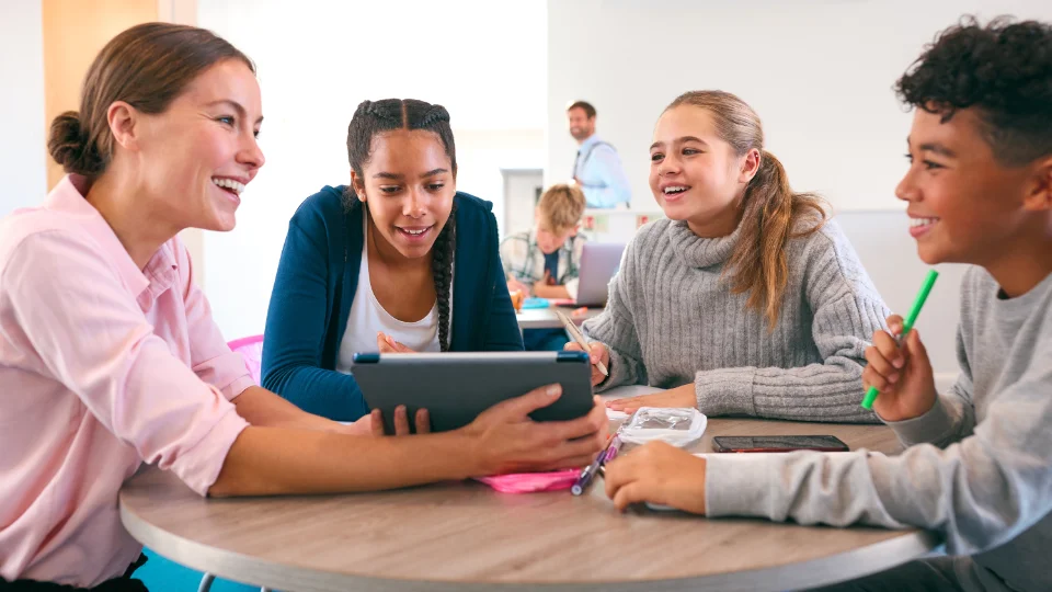 Generella kompetenser öppnar dörrar för unga på Färöarna Lærer og elever sidder rundt om et bord og arbejder sammen med en tablet i et klasseværelse.