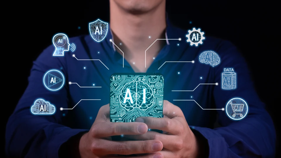 AI – en like naturlig del av livet som vann, lys og varme Mann som holder en mobiltelefon med kunstig intelligens-ikoner og hologrammer som representerer AI-teknologi, datasikkerhet, maskinlæring og databehandling.