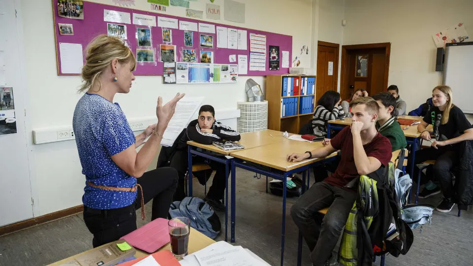 Historisk reform ændrer voksen- og ungdomsuddannelserne i Danmark Lærer med elever på ÅIholm Skole, København, Danmark