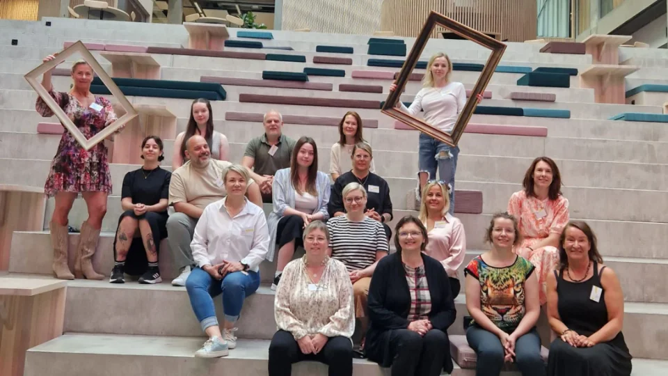 Deltagare i Big Picture-projektets första nätverksmöte Deltagare i Big Picture-projektets första nätverksmöte i Åbo, Finland, 2024, samlade på trappa inomhus för gruppfoto.