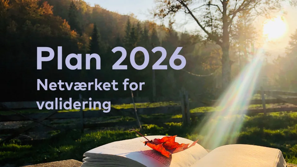 Bok med höstlöv i solljus framför ett landskap med träd och staket, med texten "Plan 2026 – Nätverket för validering"; Valideringsnätverkets tema under 2026.