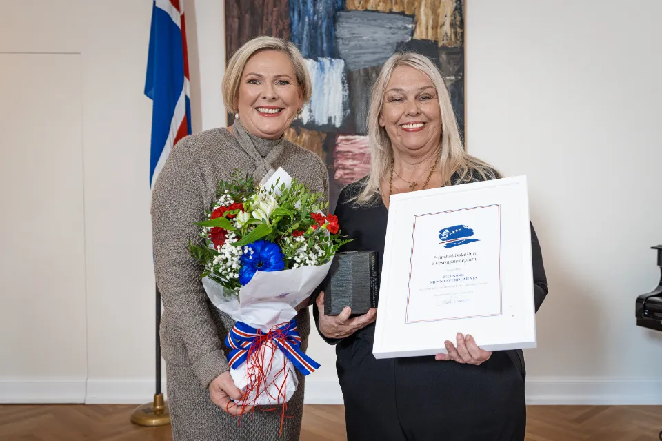 Halla Tómasdóttir, Islands president, og Helga Kristín Kolbeins, rektor ved FÍV, poserer med blomster og prisutmerkelse etter at skolen mottok prisen for sitt arbeid.