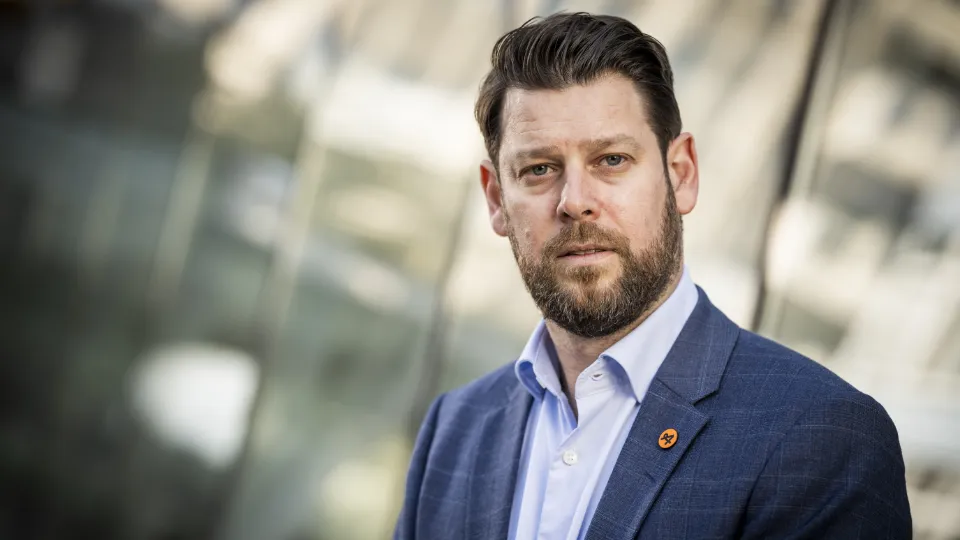 Jonas Jegers Medelålders man med skägg i kavaj.